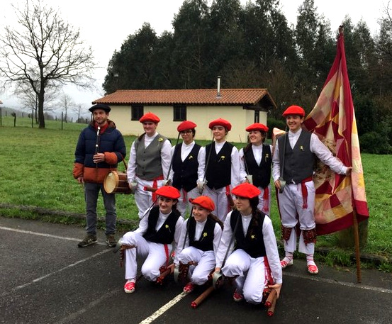 Iurreta dantzari dantza neskak 2