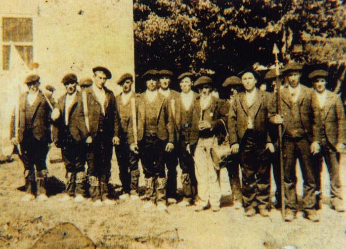 Izurtza: dantzariak eta alkatea lantzarekin