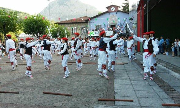 Izurtza: Durangaldeko Ezpata-dantzari eguna 2016 Kriskitin 004 Izurtza: Durangaldeko Ezpata-dantzari eguna 2016 Kriskitin 004