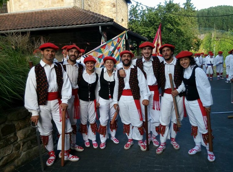 Izurtza: Durangaldeko Ezpata-dantzari eguna 2016 Kriskitin Izurtza: Durangaldeko Ezpata-dantzari eguna 2016 Kriskitin