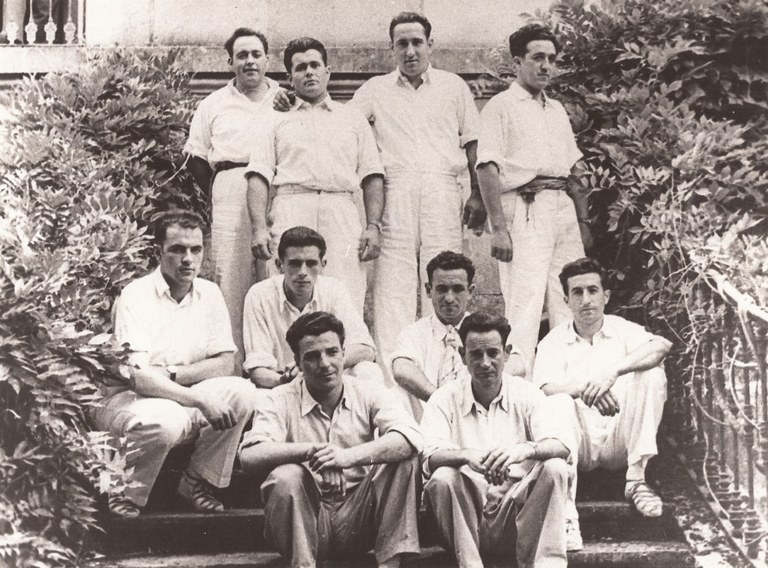 Izurtzako dantzariak, 1950eko hamarkada. Argazkia: Oier Solaguren. Izurtzako dantzariak, 1950eko hamarkada. Argazkia: Oier Solaguren.