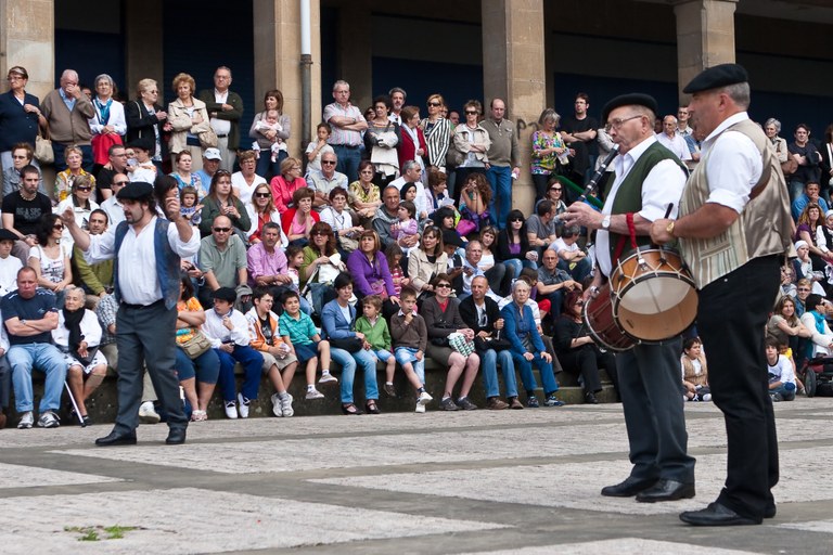 Jabier Larralde jotzen, Patxi Larralde dantzan Jabier Larralde jotzen, Patxi Larralde dantzan