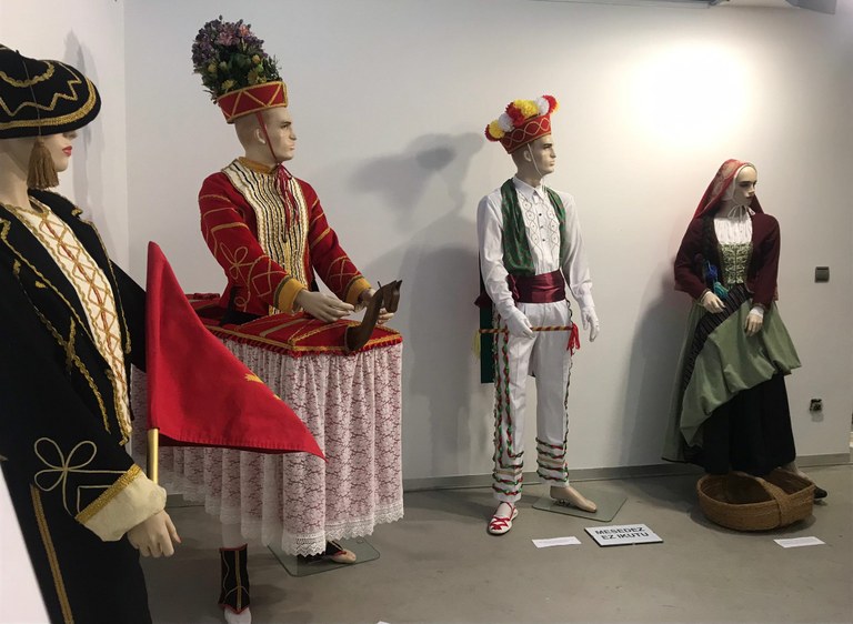 Jantzi Dantza erakusketa Jantzi Dantza erakusketa