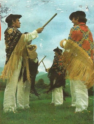 Fernando Aristizabal eta Joxan Lizarribar, Lizartzako dantzak egiten Argia dantzari taldearekin. Argazkia Altzon, Joxan Lizarribarren baserri aurrean egina dago.