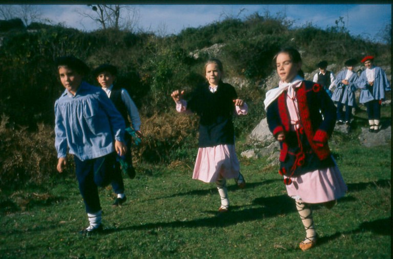 Kadera baten gainean