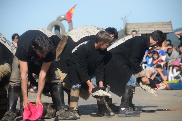 Kauteren dantza Kauteren dantza, Pettarrako Maskaradak, Larraul (Gipuzkoako Aiztondo bailara), 2017-05-07. Argazkia: Jonmikel Intsausti