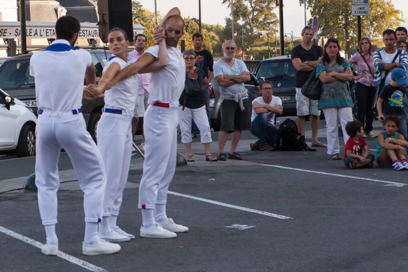 Lasala: Lau-esku. Dantza Hirian 2014