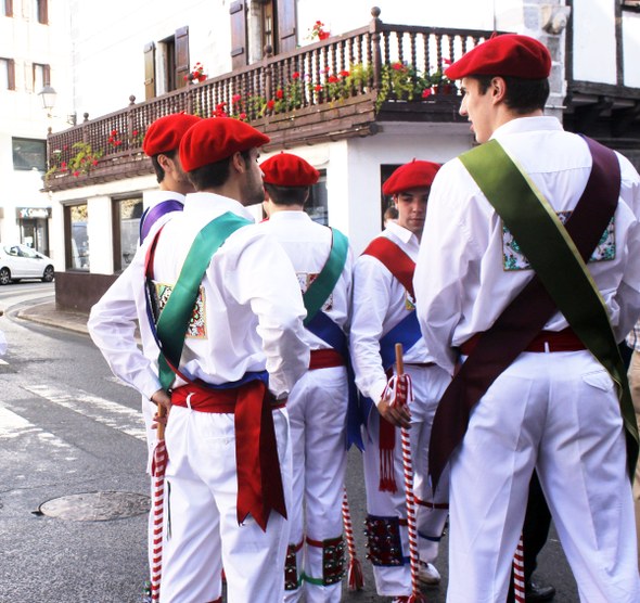 Lesakako ezpata-dantzariak bizkarrez