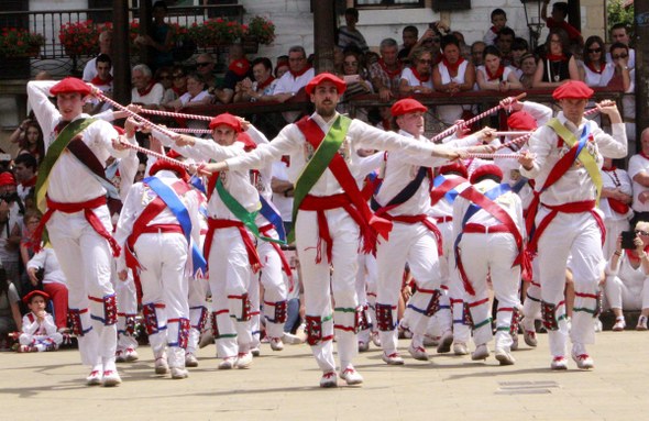 Lesakako ezpata-dantzariak plazan. 