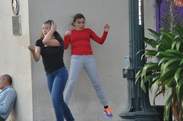 Manifeste konpainia: Point de vue sur coin de rue