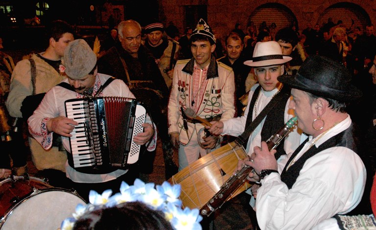 Mikel Zamalloa bulgariar musikariekin jotzen Mikel Zamalloa bulgariar musikariekin jotzen