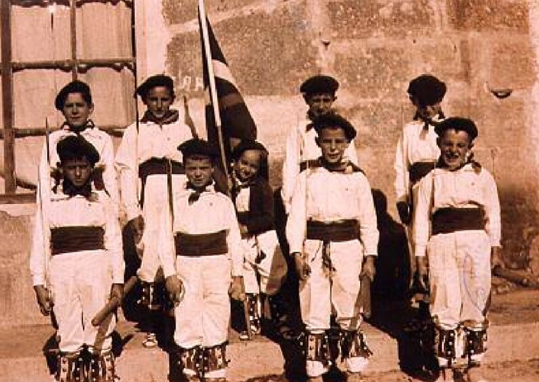 Oingo ezpata-dantzari txikiak