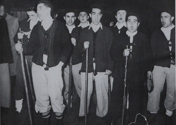 Santa Ageda Miarritzen. Ezkerretik eskuinera, Jakes Abeberri, Filipe Oihanburu, Basterretxea, Bonnet, Alberdi, Cabanne, Prades eta Txato.