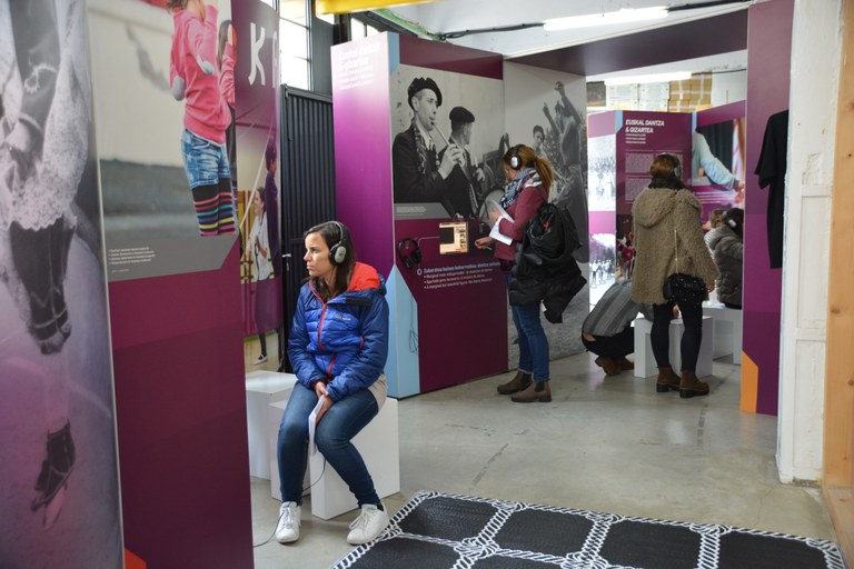 Soka erakusketan bisita bat