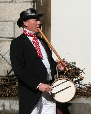 Danbolinteroa, taborer, Pipe and tabor jotzen du. Stroud, Gloucestshire, Ingalaterra.