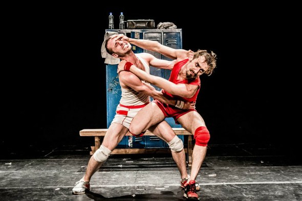 Teatro fisico: Un poyo rojo