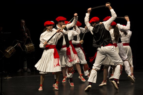 Txindurri dantza taldea: Neskak dantzari-dantzan1