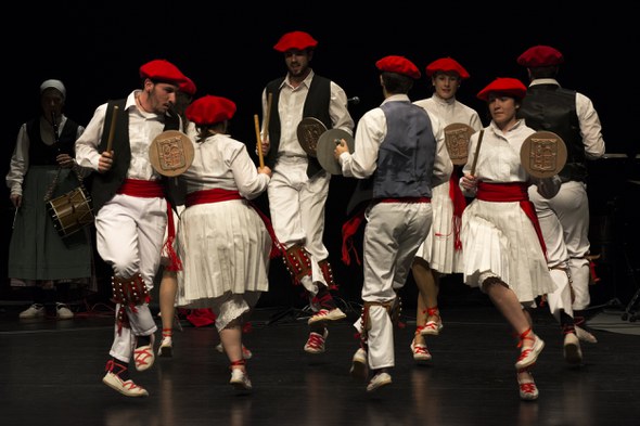 Txindurri dantza taldea: Neskak dantzari-dantzan3