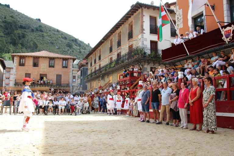 Udal ordezkarien dantzaurrea