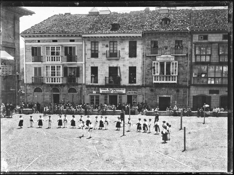 Umeen aurreskua 01 Arrasate 1896 