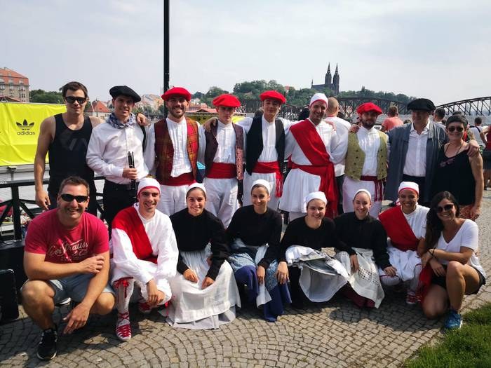 Urki dantza taldea - Praga Urki dantza taldea - Praga