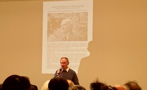 Yvon Guilcher, aitaren argazkia atzean duela mintzaldia eskaintzen, Creteilen, 2014ko urriaren 18an. Argazkia: Jon Iruretagoiena