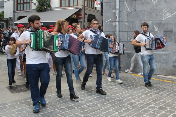 Zahagi-dantza Zestoa trikitilariak