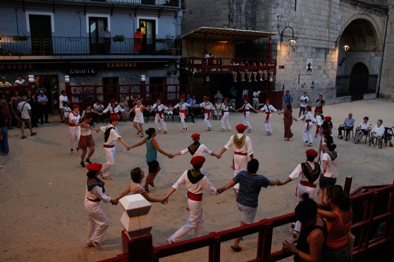 Zahagi-dantzarien dantzaurrea