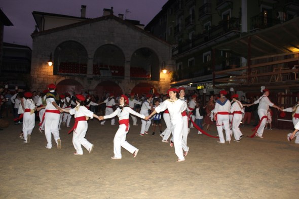 Zestoa zahagi-dantza bukaerako biribilketa