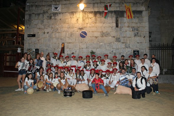 Zestoa zahagi-dantza talde osoa