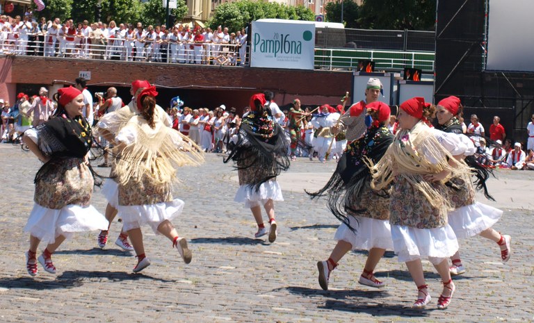 San Ferminetan dantzak Lesaka eta Iruñean San Ferminetan dantzak Lesaka eta Iruñean