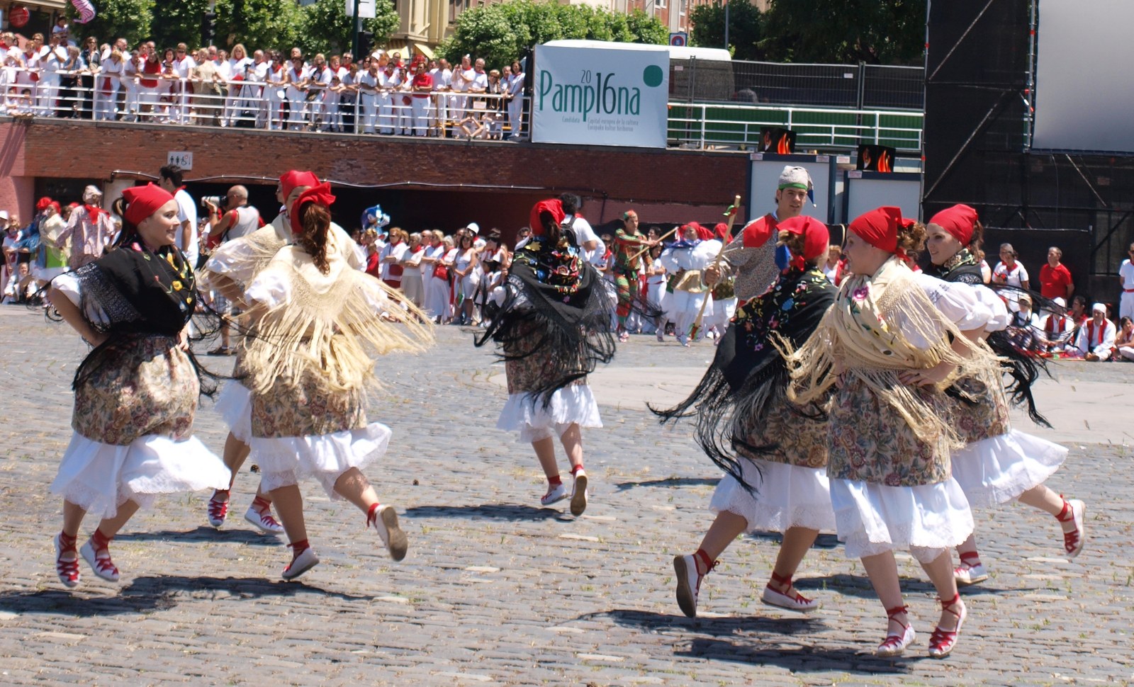 San Ferminetan dantzak Lesaka eta Iruñean