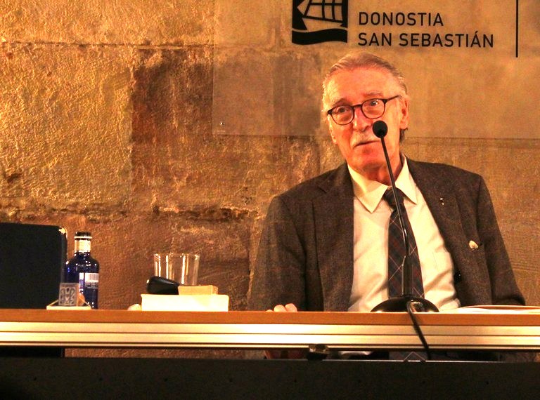 Juan Inazio Iztuetaren "zurikeria" biluzi du Urbeltzek