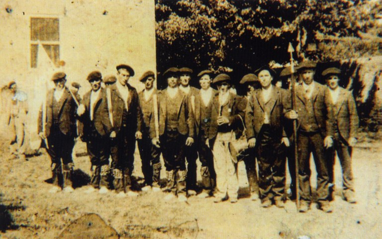 Izurtza: dantzariak eta agintariak argazki zahar batean Izurtza: dantzariak eta agintariak argazki zahar batean