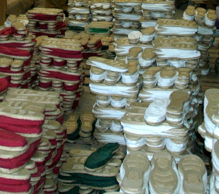 Abarketak urratuta zapatarik ez...