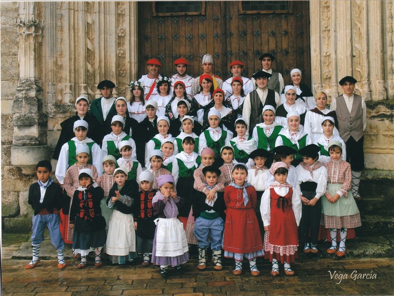 Kanpezuko Ioar dantza taldeak 25 urte