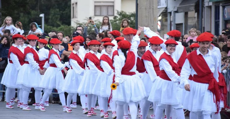 Hondarribia Dantzan bertan behera geratu da taldekide baten heriotzaren ondorioz