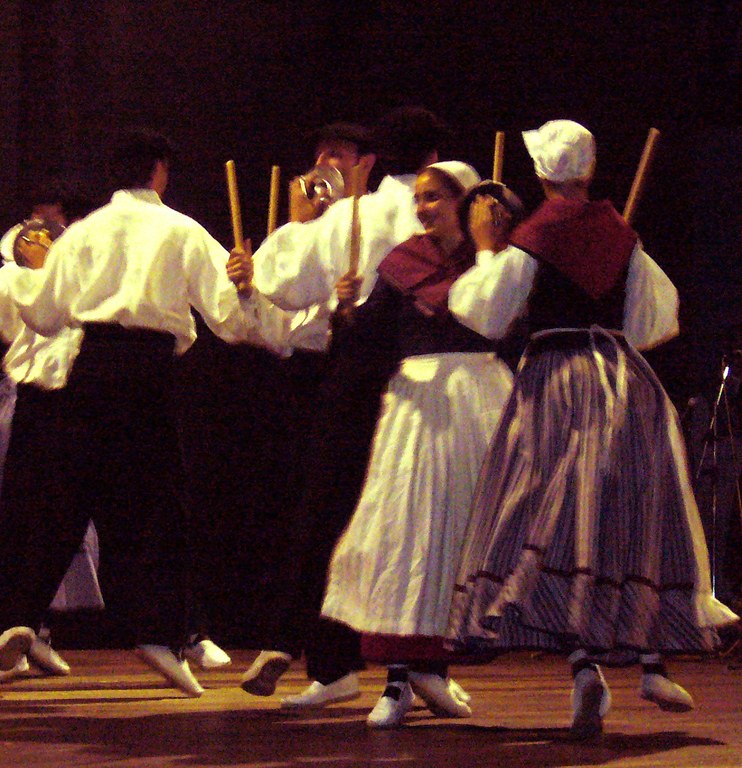 Kolonbian dabiltza dantzan Aurtzakako dantzariak