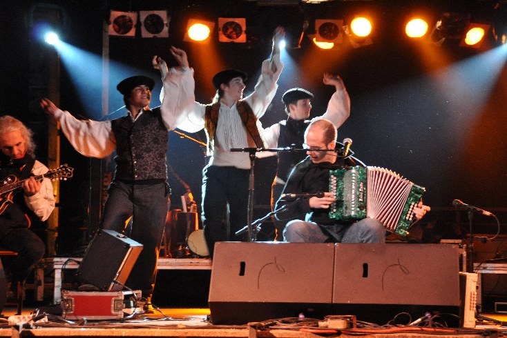 Musika eta dantza uztartuta Korrontzi eta Oinkariren "Infernuko Hauspoan"