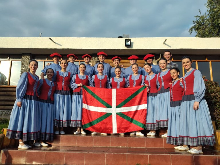 Kresala dantza taldeak bederatzi eguneko itzulia egin du Ekuadorren