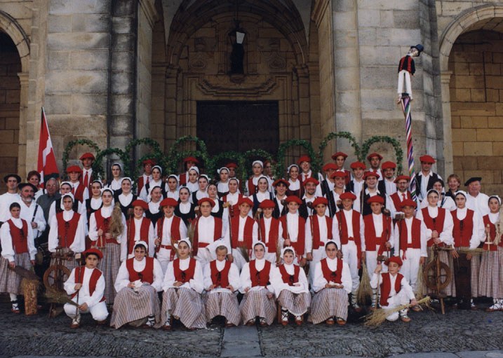 Kriskitin dantza taldearen 25 urte liburu batean