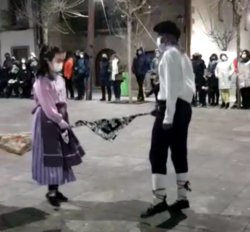 Festak ez dira ospatu, baina alkate-dantza egin dute Lakuntzan