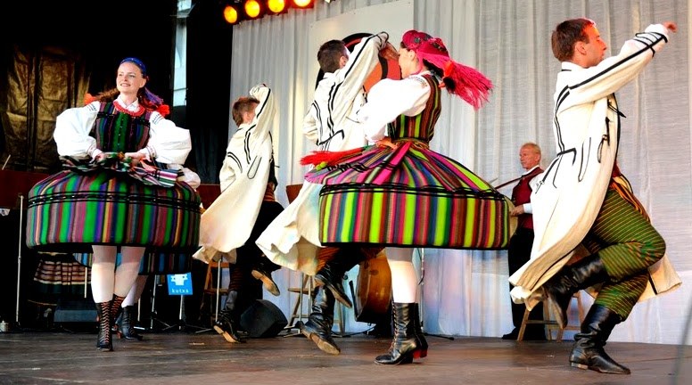 Lauarin folklore jaialdia 2011