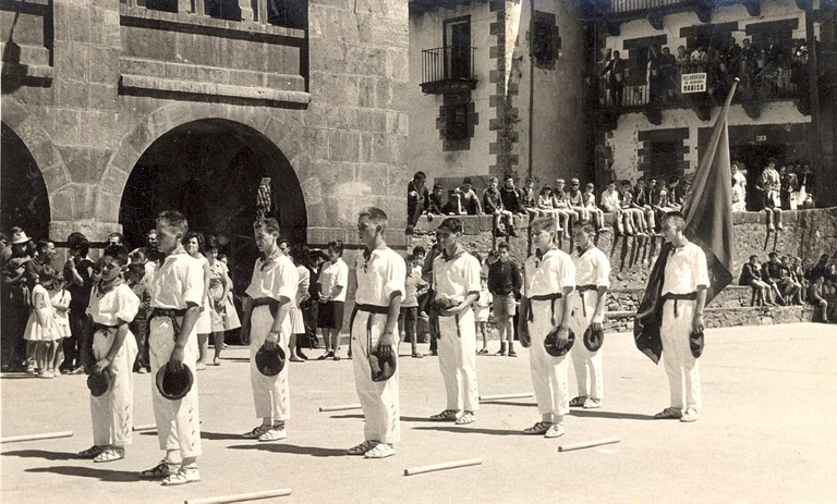 Leitzako Ezpata-dantza eta Dantzari-dantza batera, Andra Mari taldearekin abuztuaren 11-n Leitzako Ezpata-dantza eta Dantzari-dantza batera, Andra Mari taldearekin abuztuaren 11-n