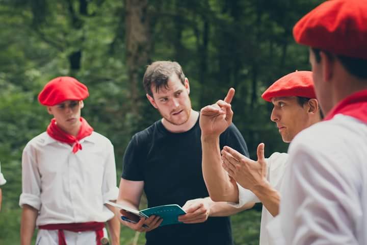 Leitzako ezpata-dantzari buruzko dokumentala prestatzen ari da Xabier Perurena Leitzako ezpata-dantzari buruzko dokumentala prestatzen ari da Xabier Perurena