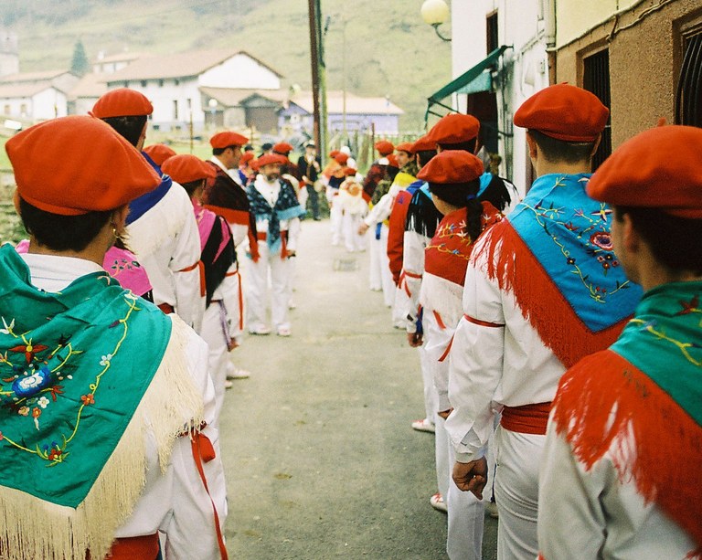 Gibel-jana, puska biltzea eta dantzak Lizartzako inauterietan Gibel-jana, puska biltzea eta dantzak Lizartzako inauterietan
