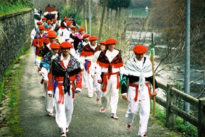 Txantxo, puska-biltze eta dantzariak Lizartzako inauterietan