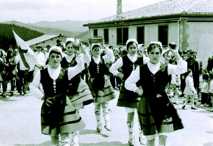 Lore Gazteak Euskal Dantza Taldearen 50. urteurrena Arrasaten urriaren 25ean