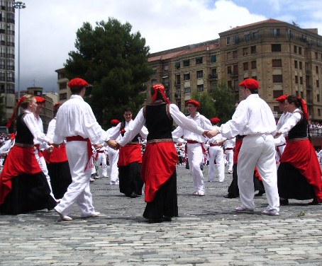 Lurra ikusgarria eskainiko du Harizti Dantza Taldeak Lurra ikusgarria eskainiko du Harizti Dantza Taldeak