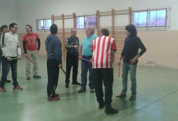 Eltziegon galduta zeuden makila-dantzak berreskuratzeko ahaleginetan ari dira